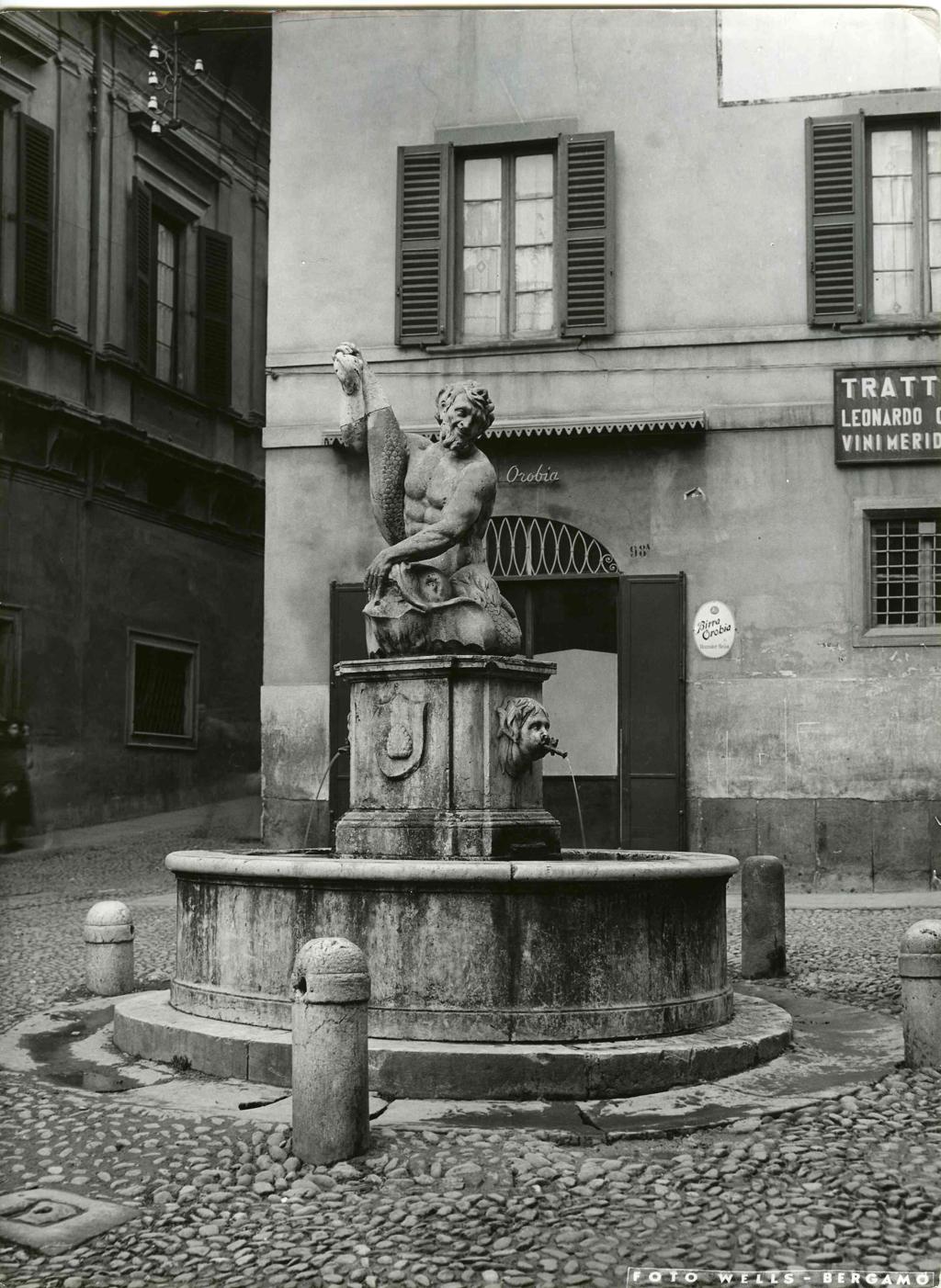 Fontana Del Delfino · Historify
