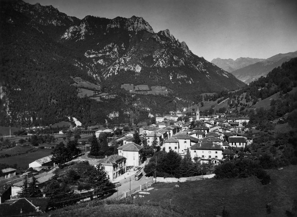 Veduta Abitazioni A Piazza Brembana · Historify