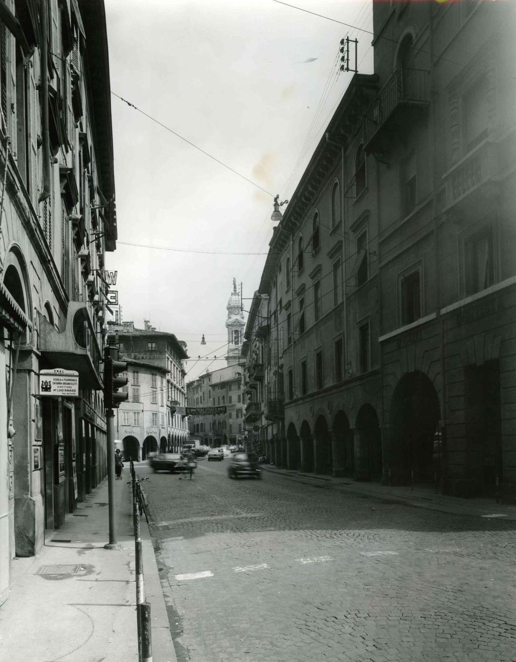 Piazza Pontida In Lontananza · Historify