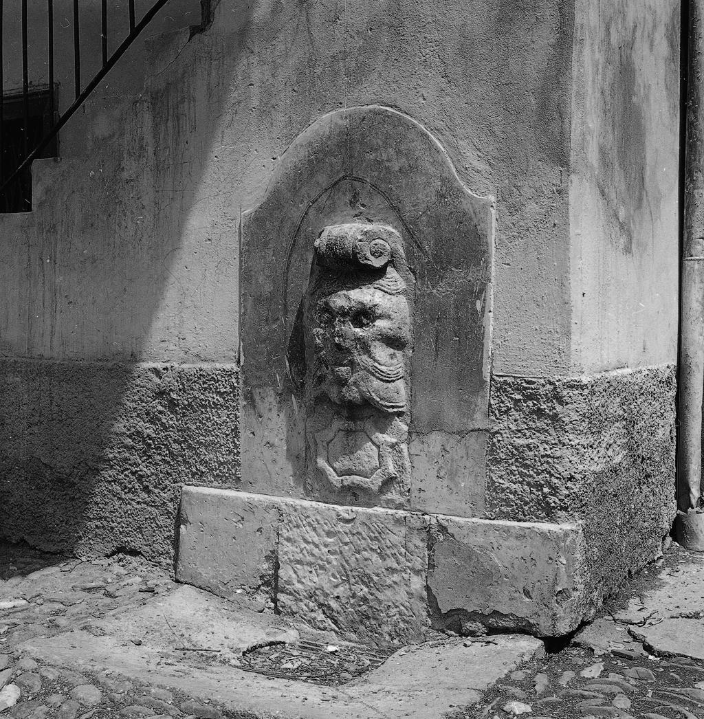 Fontana A Parete Con Altorilievo In Pietra · Historify