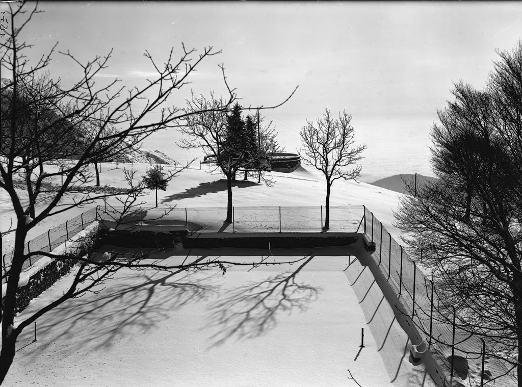 Vista Innevata Da Una Casa · Historify