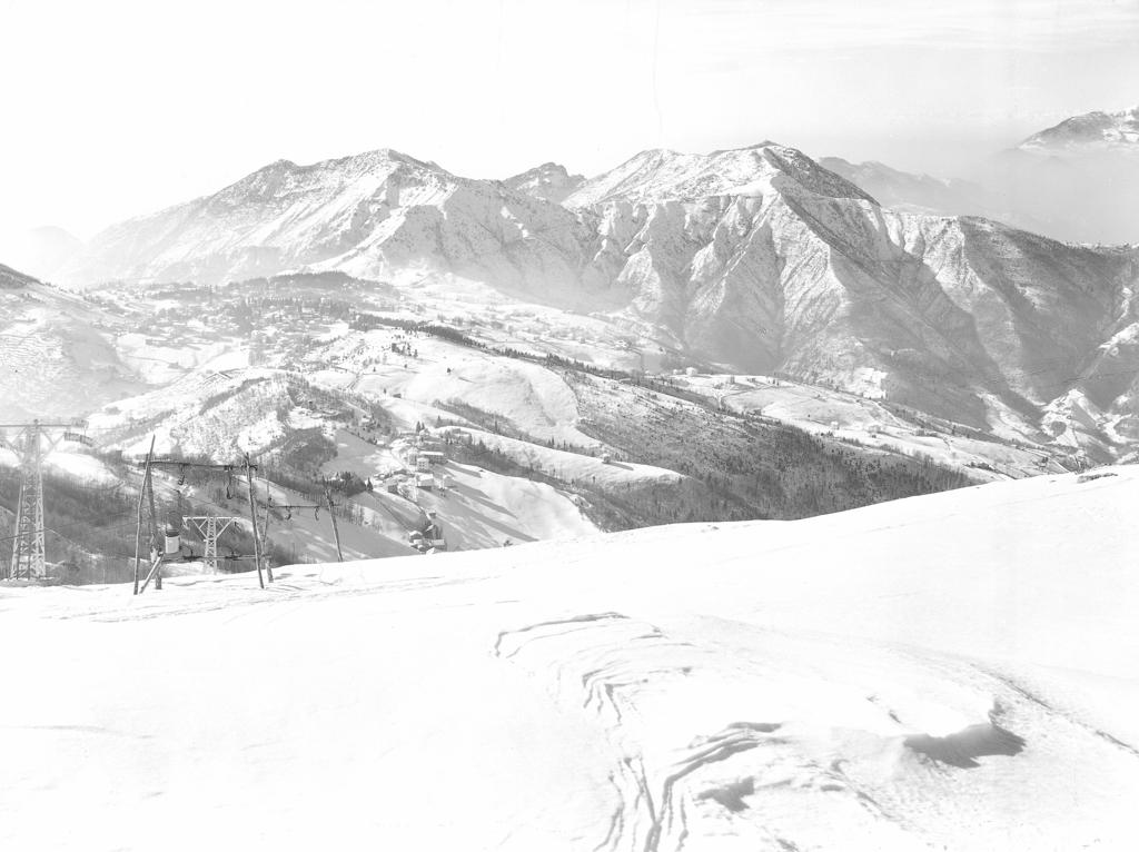 Pista Con Tracce, Impiegati Di Risalita, Montagne Sullo Sfondo · Historify