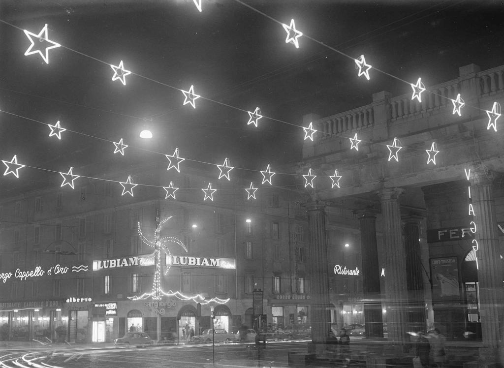 Porta Nuova E Luci Di Natale · Historify