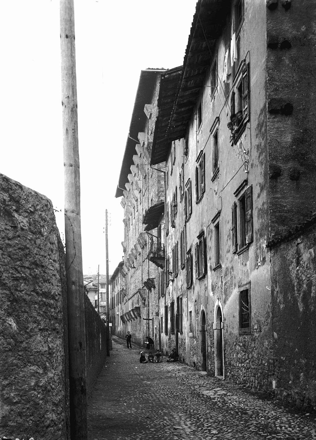 Bambini Nei Vicoli Abitati · Historify