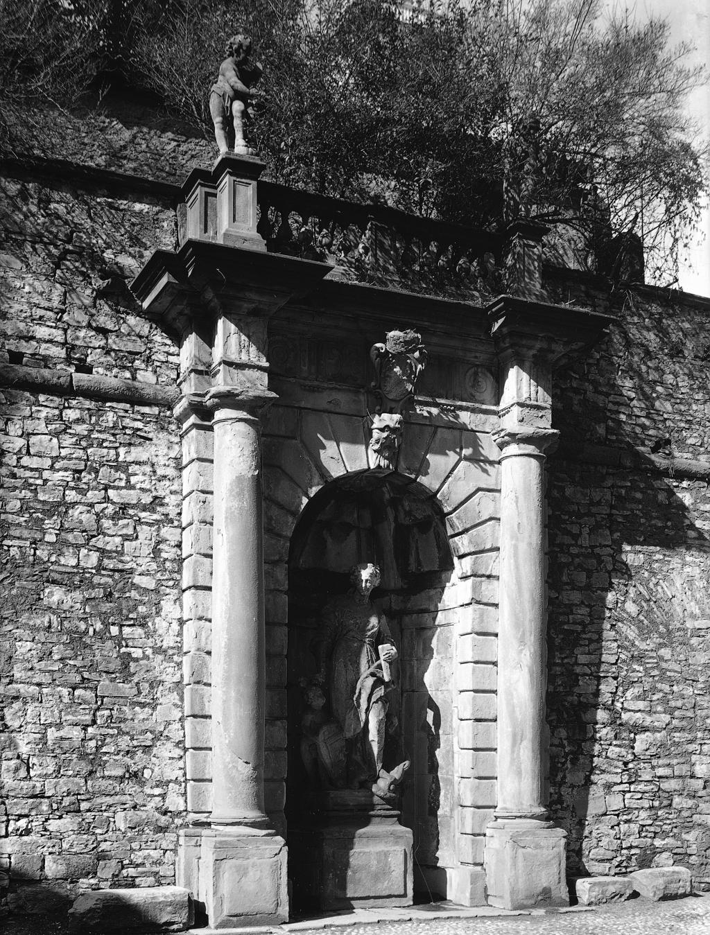 Statua di fronte all'ingresso di Palazzo Terzi · Historify