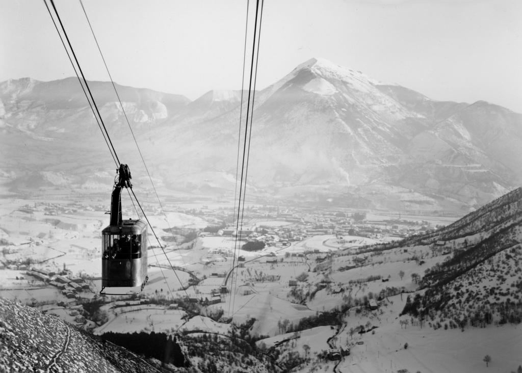 Tratto di funivia d'inverno · Historify