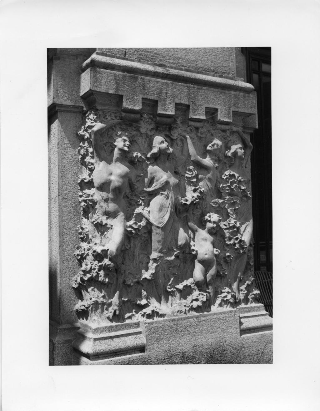 Altorilievo all'entrata del Casinò di San Pellegrino Terme · Historify