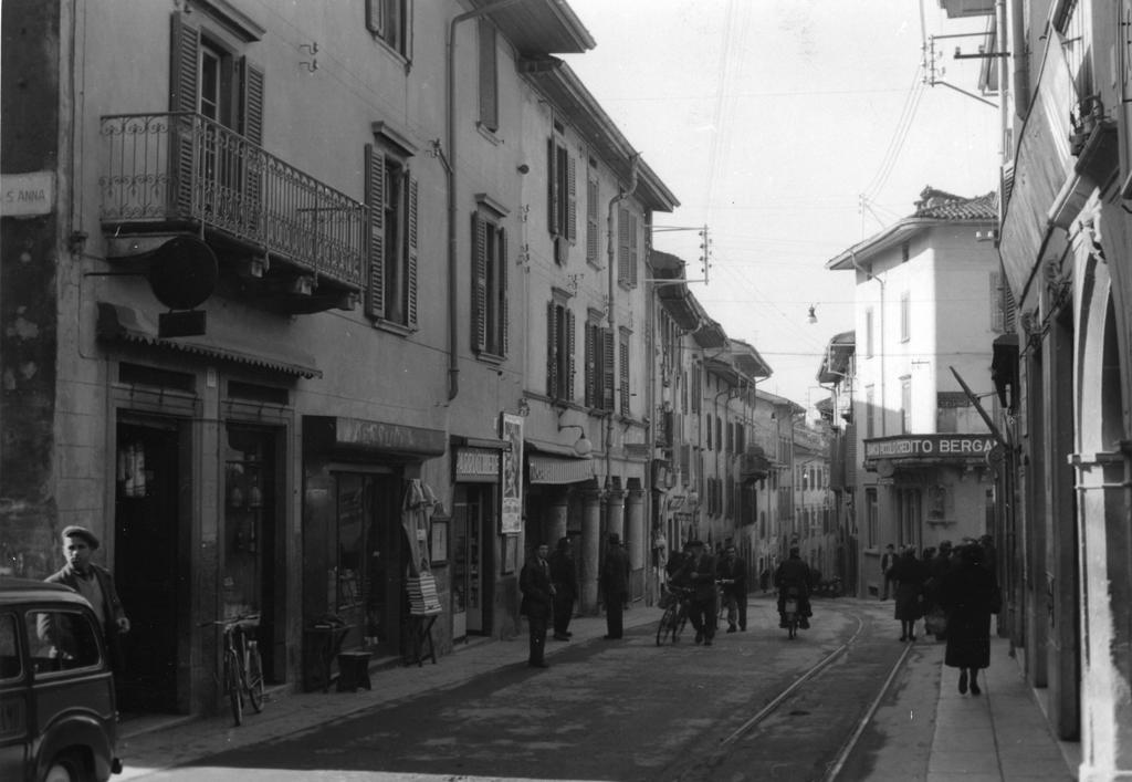 Via dello Shopping · Historify