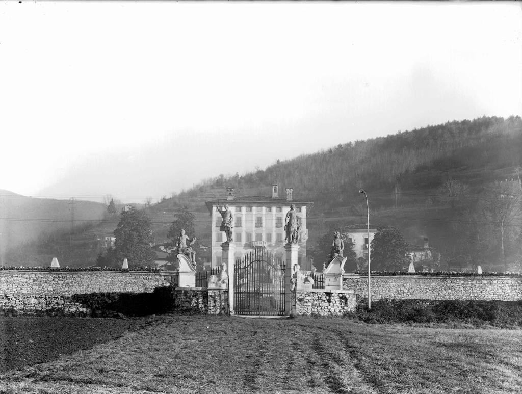 Villa Canton · Historify