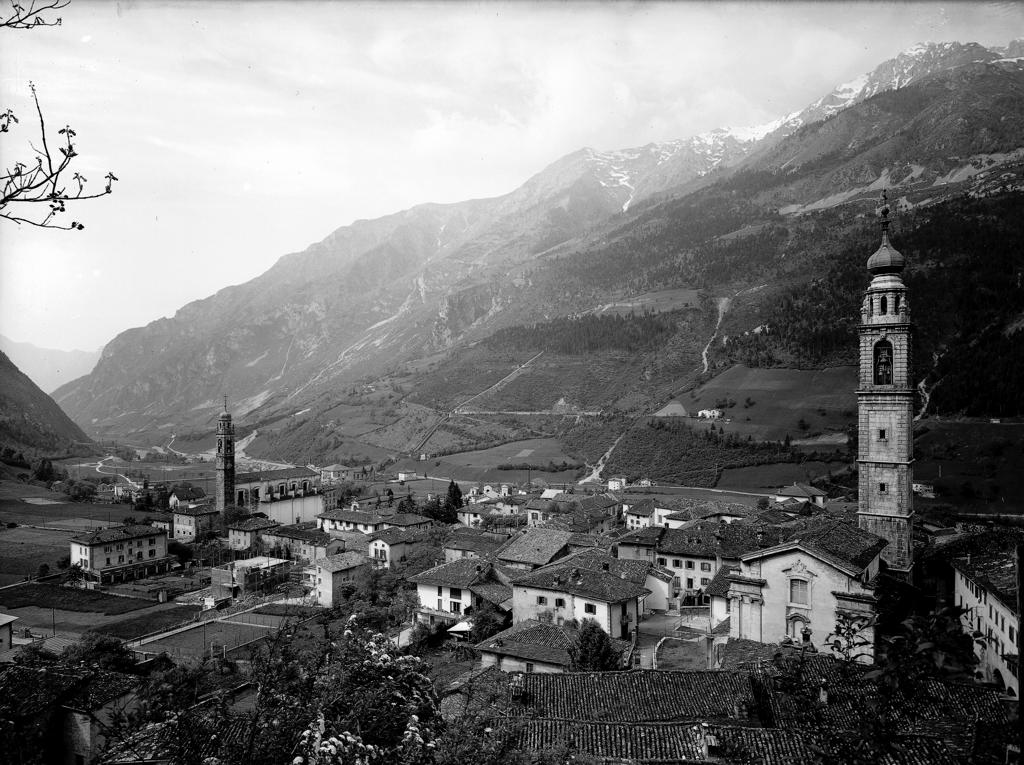 Paese Con Campanile Visto Dall'Alto · Historify