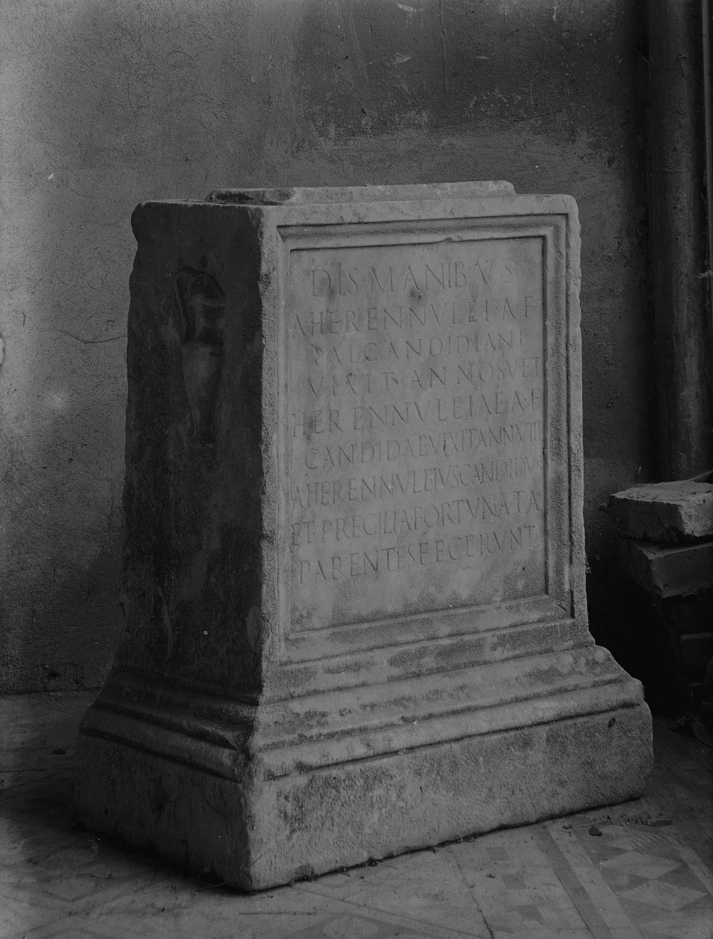 Capitello · Historify