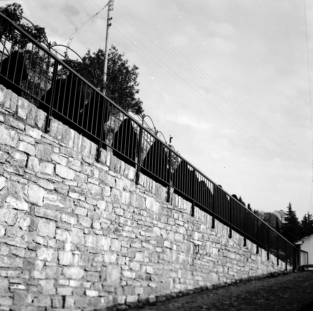 Ballatoio in pietra · Historify