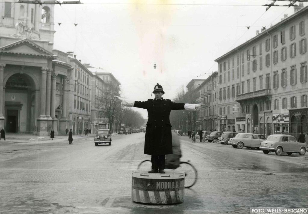 Vigile In Servizio In Città · Historify