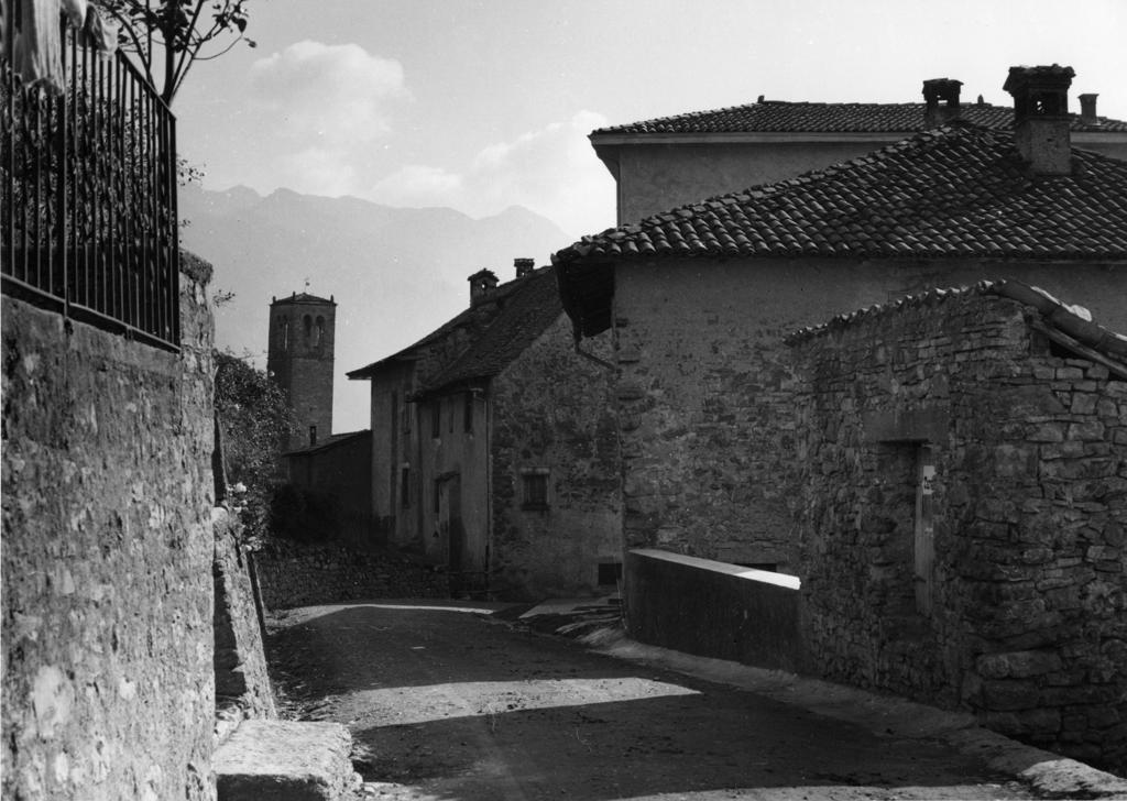 Vicoli Di Paese · Historify