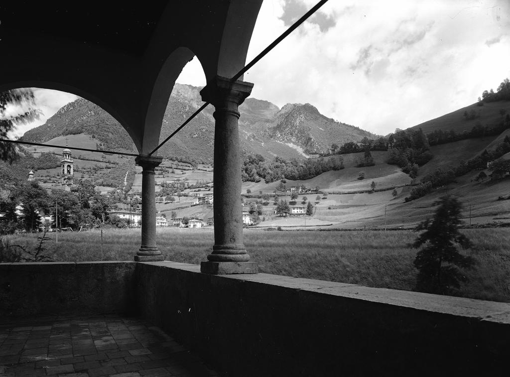 Archi Di Pietra In Primo Piano, Paese · Historify