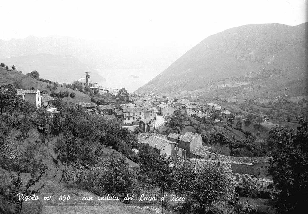 Vigolo con veduta del Lago d'Iseo · Historify
