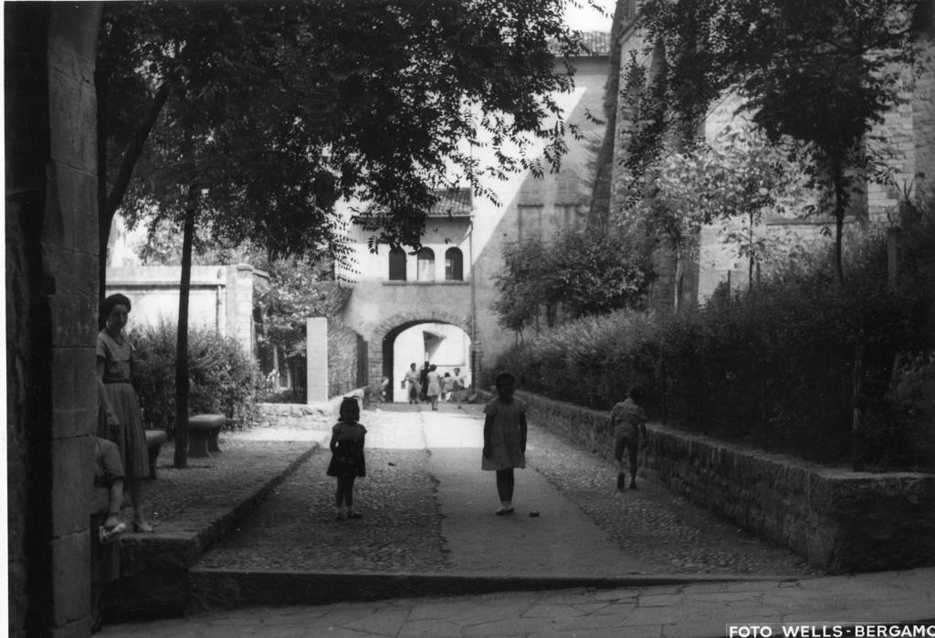 Bambini in piazzetta · Historify