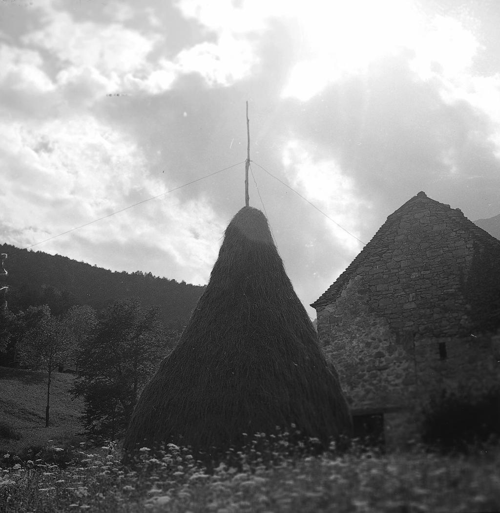 Covone Di Fieno Con Casa In Pietra · Historify