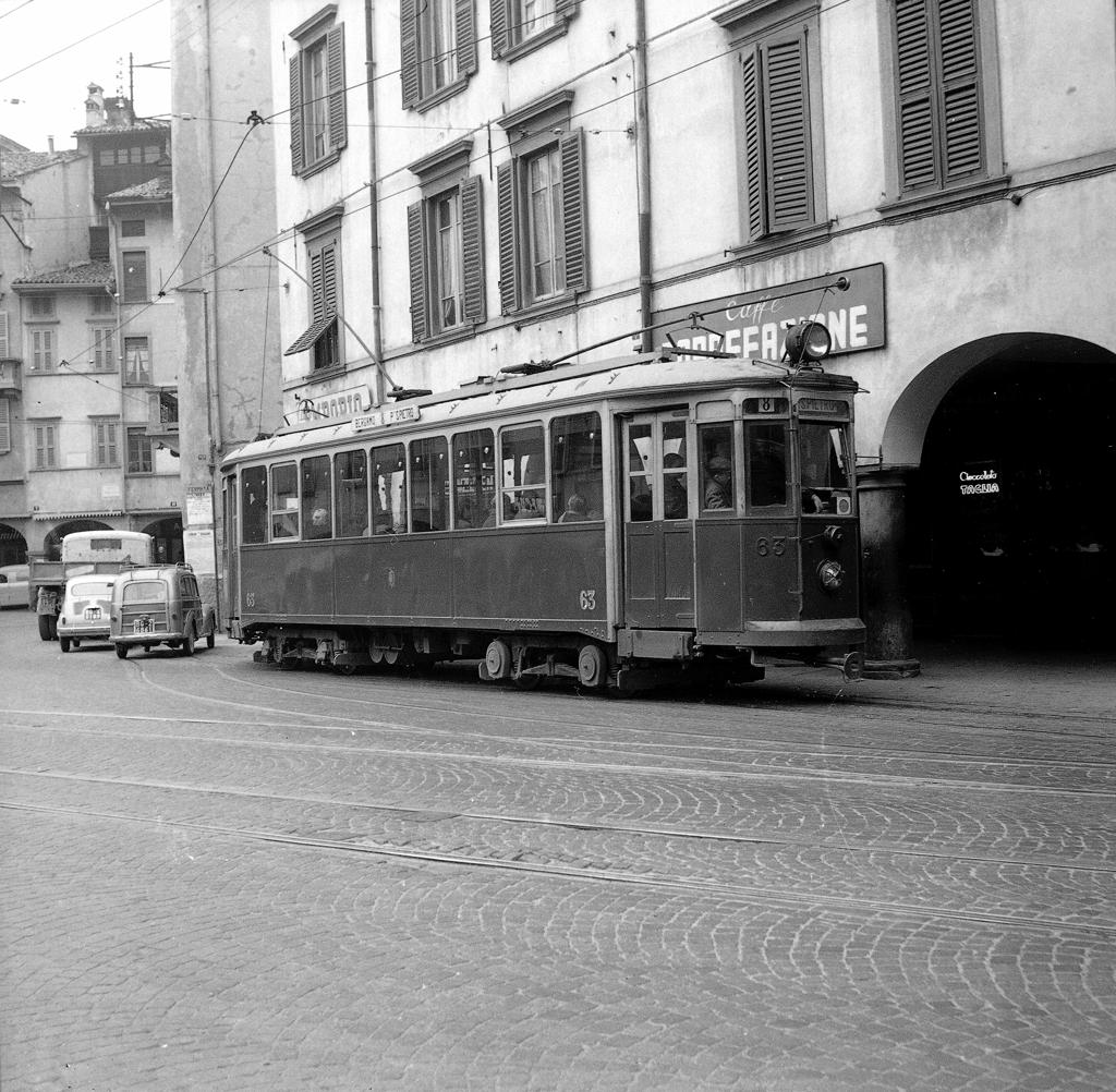 Tram in Piazza Pontida · Historify