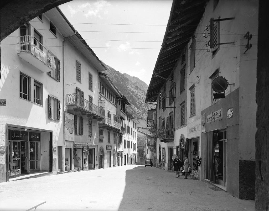 Piazza Bonvicino Moretto ad Ardesio · Historify