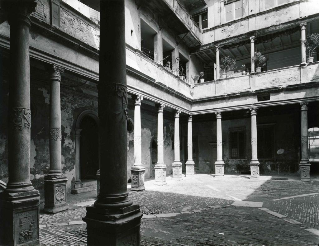 Cortile In Via Pignolo · Historify