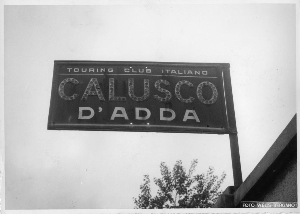 Insegna stradale di Calusco d'Adda · Historify