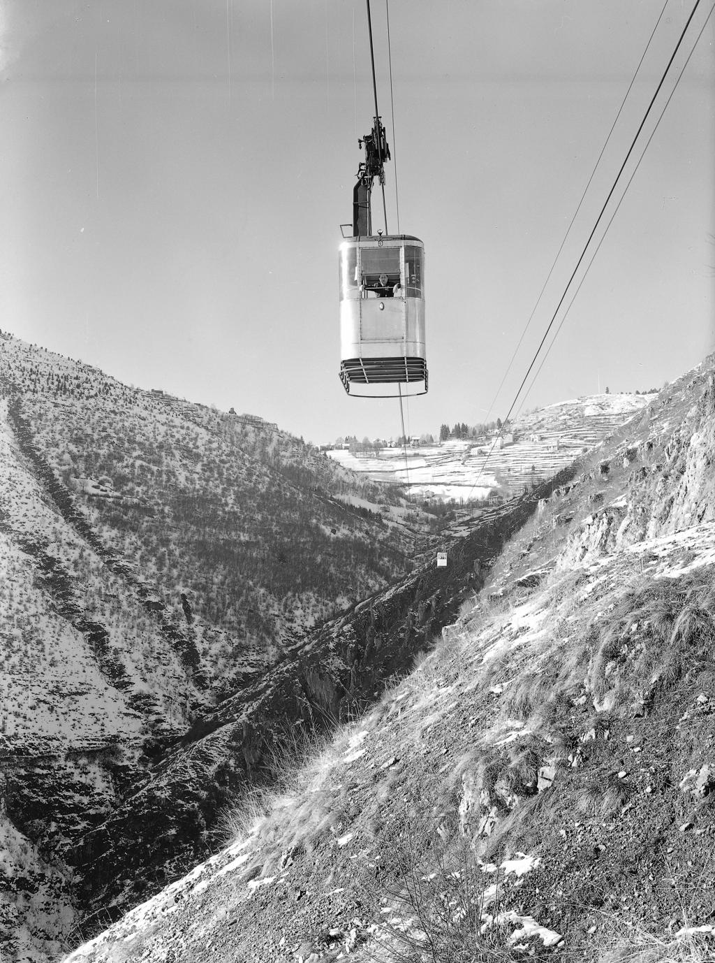 Cabinovia Che Attraversa La Valle · Historify