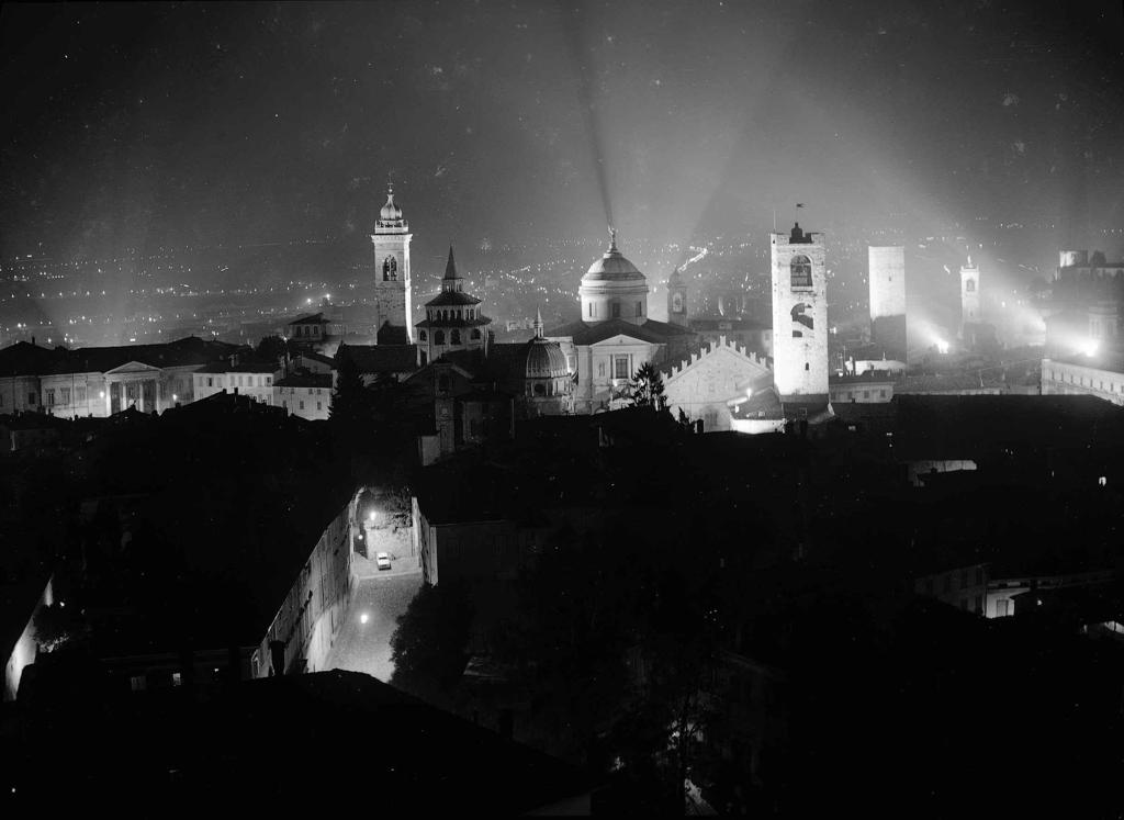 Torri Di Città Alta In Notturna · Historify