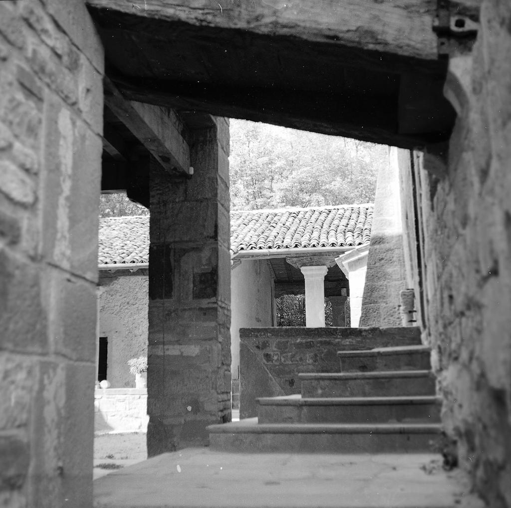 Interno Con Scale · Historify