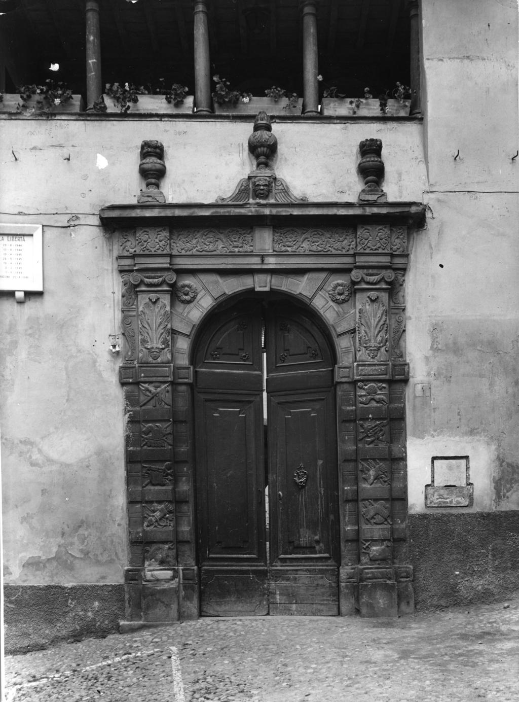 Portone Del Palazzo Comunale · Historify