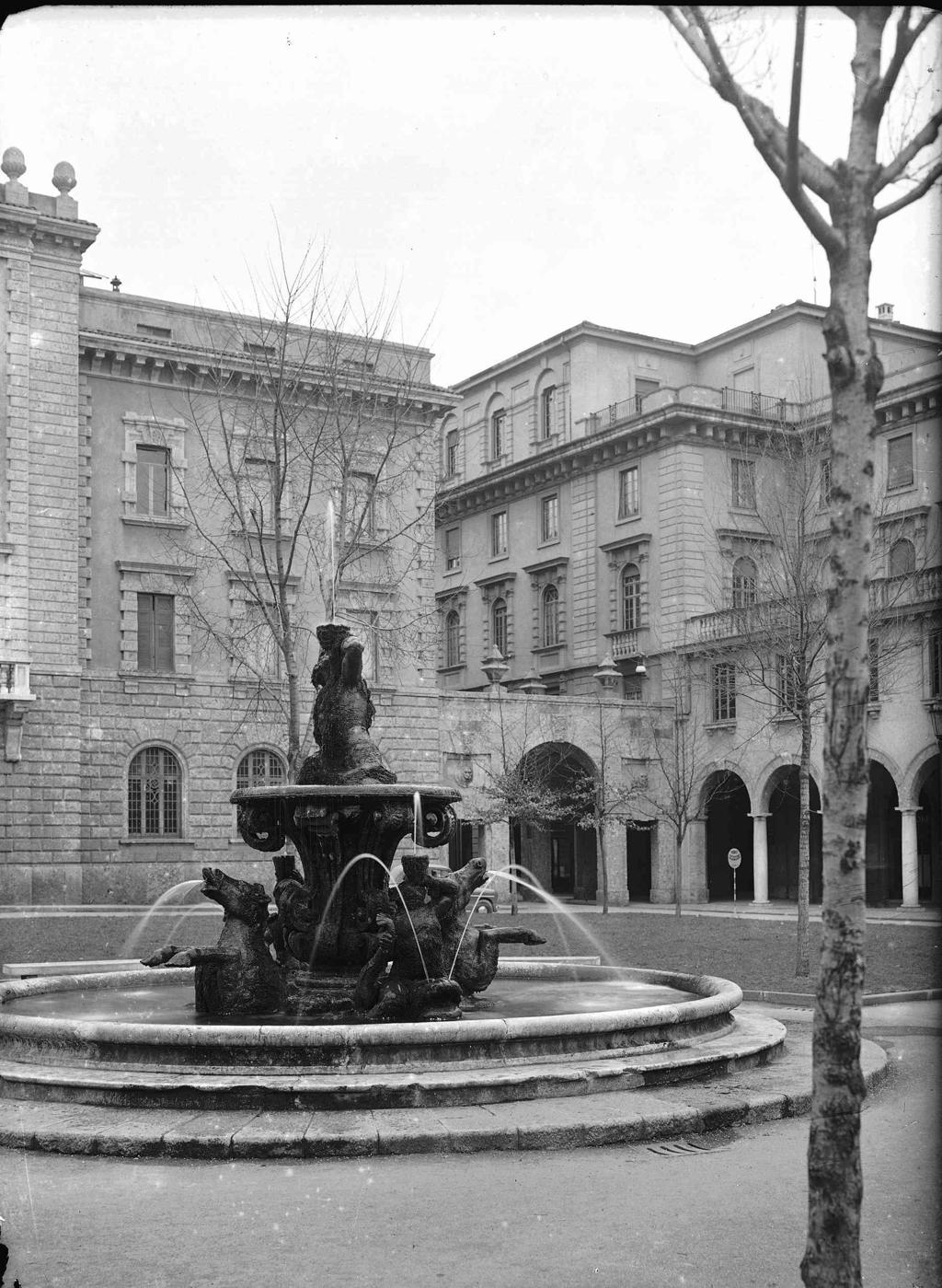 Fontana Di Piazza Dante · Historify