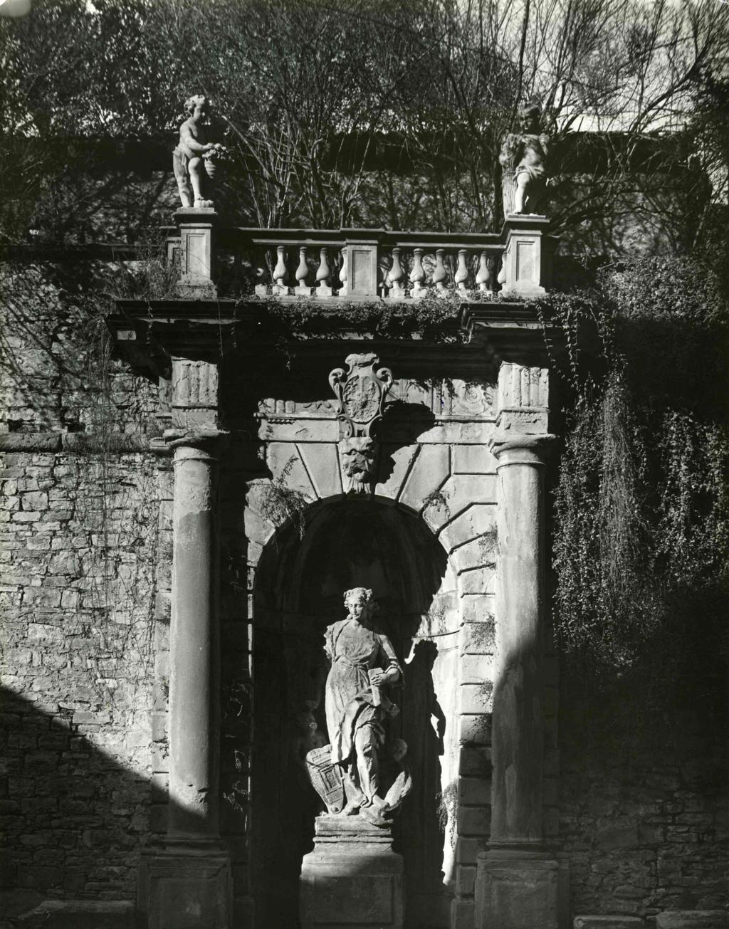 Statua in Piazza Terzi · Historify