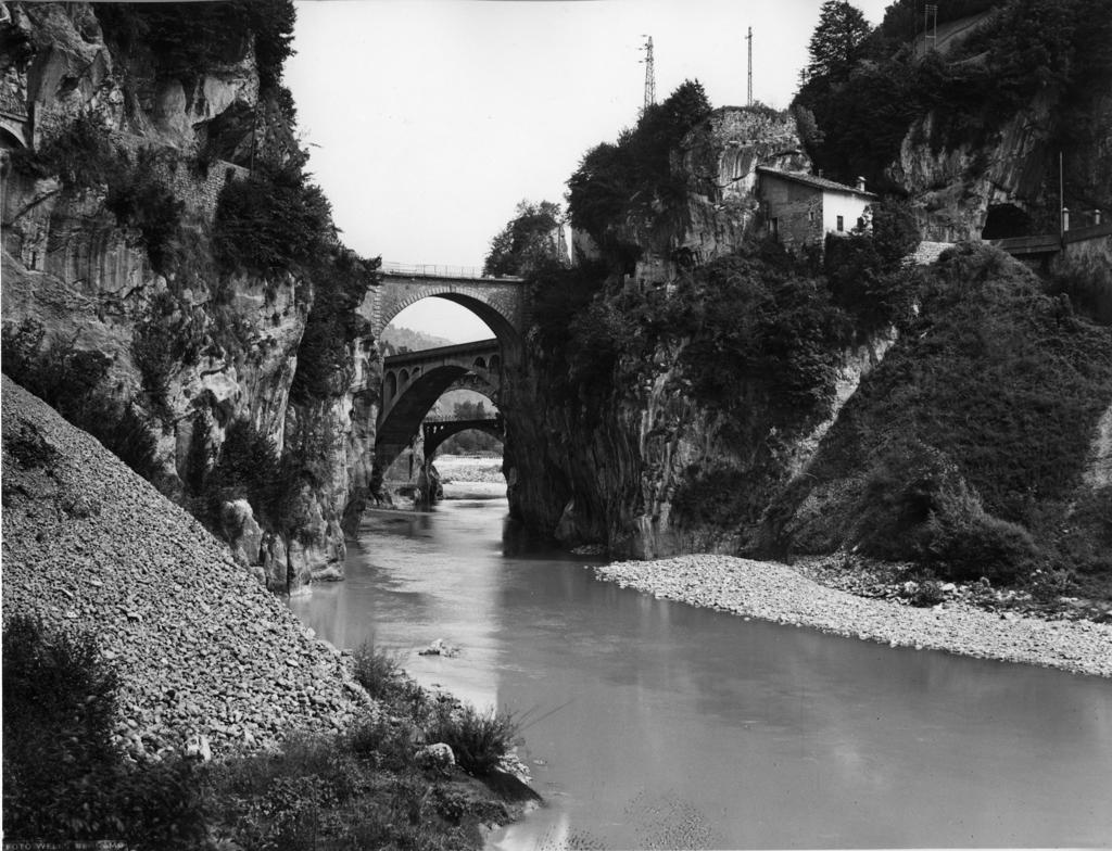 Ponti di Sedrina · Historify