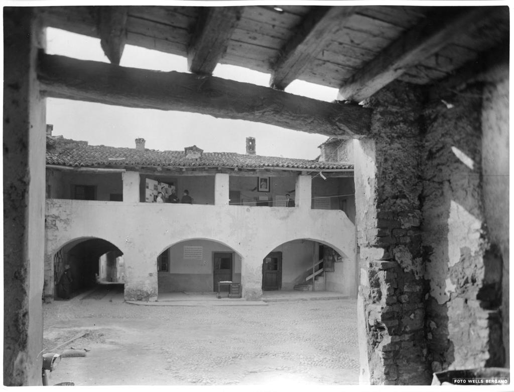 Cortile della casa natale di Papa Giovanni XXIII a Sotto Il Monte · Historify