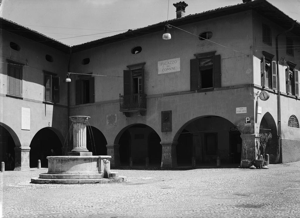 Palazzo Del Comune A Gandino · Historify