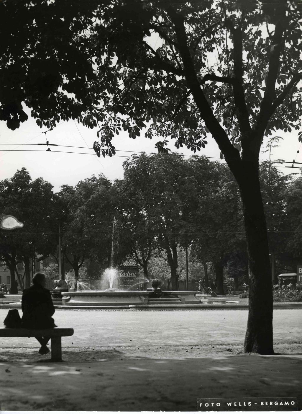 Osservando La Fontana, Piazzale Stazione Ferroviaria · Historify