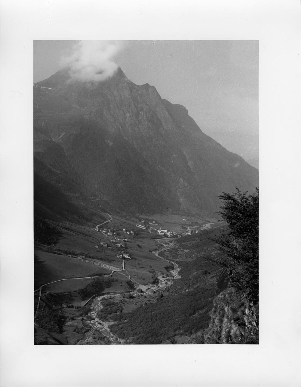 Guardando la valle, Valbondione · Historify