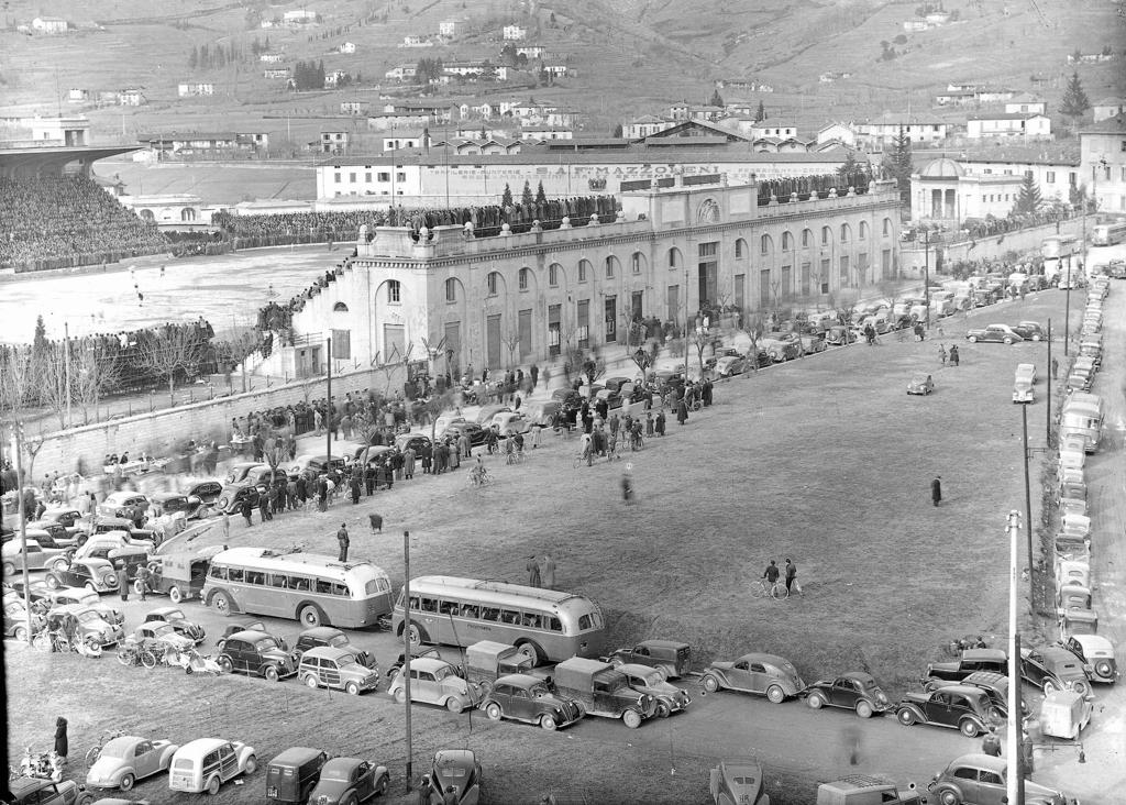Folla Allo Stadio · Historify