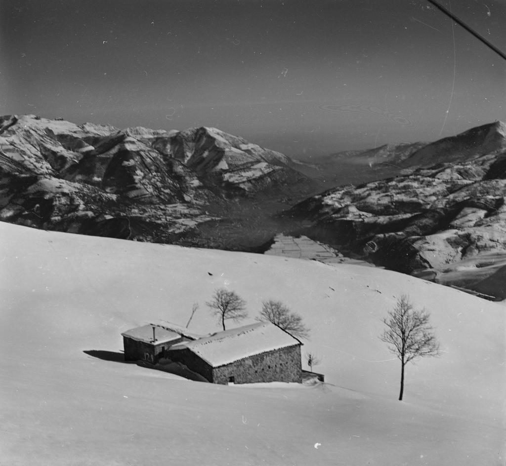 Malga, Montagne Sullo Sfondo · Historify