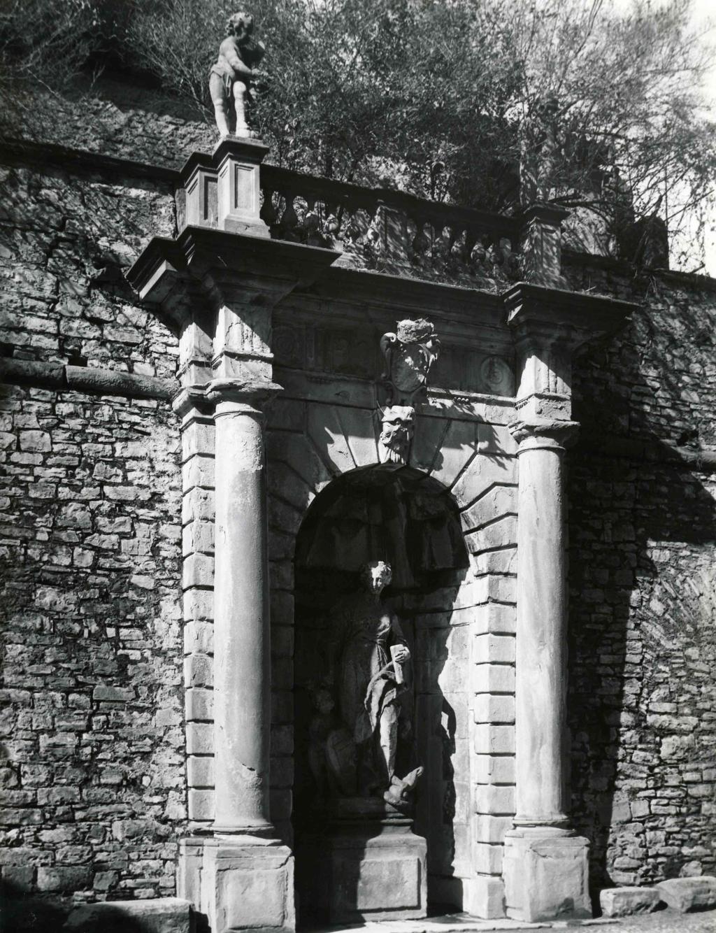 Statua In Piazza Terzi · Historify