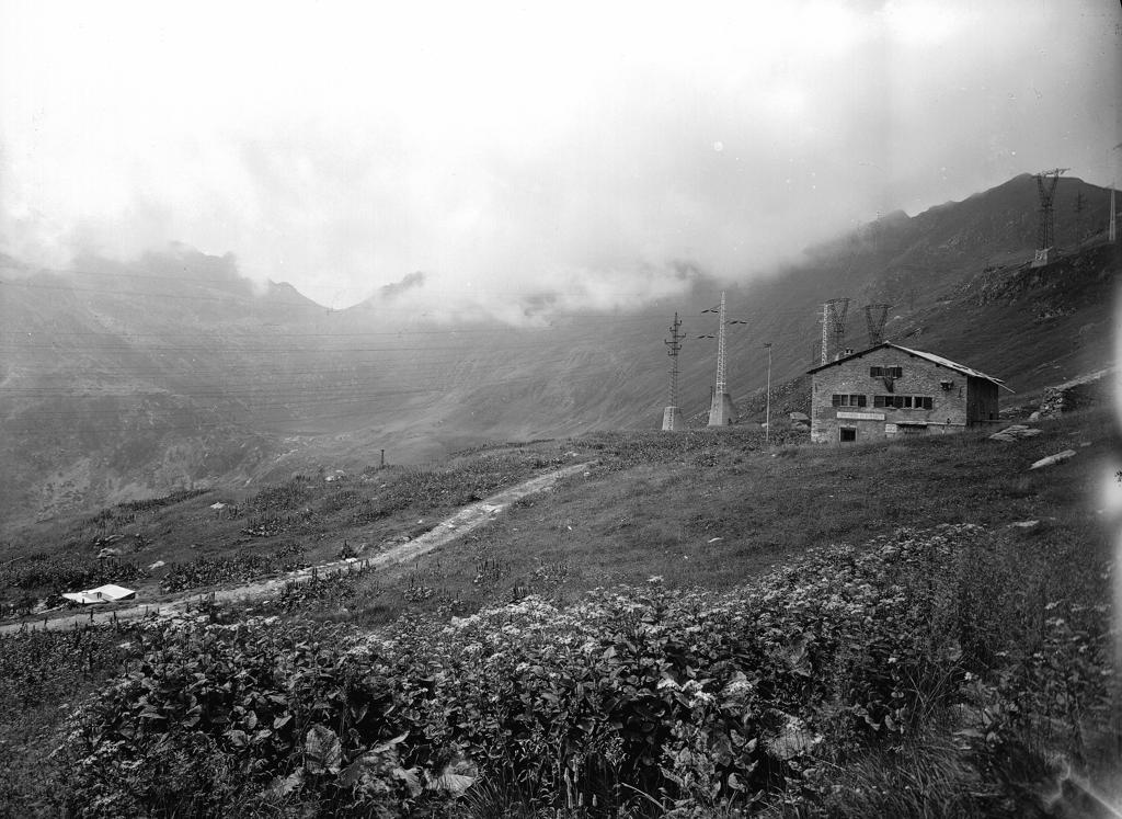 Cantoniera di S. Marco – montagne sullo sfondo · Historify