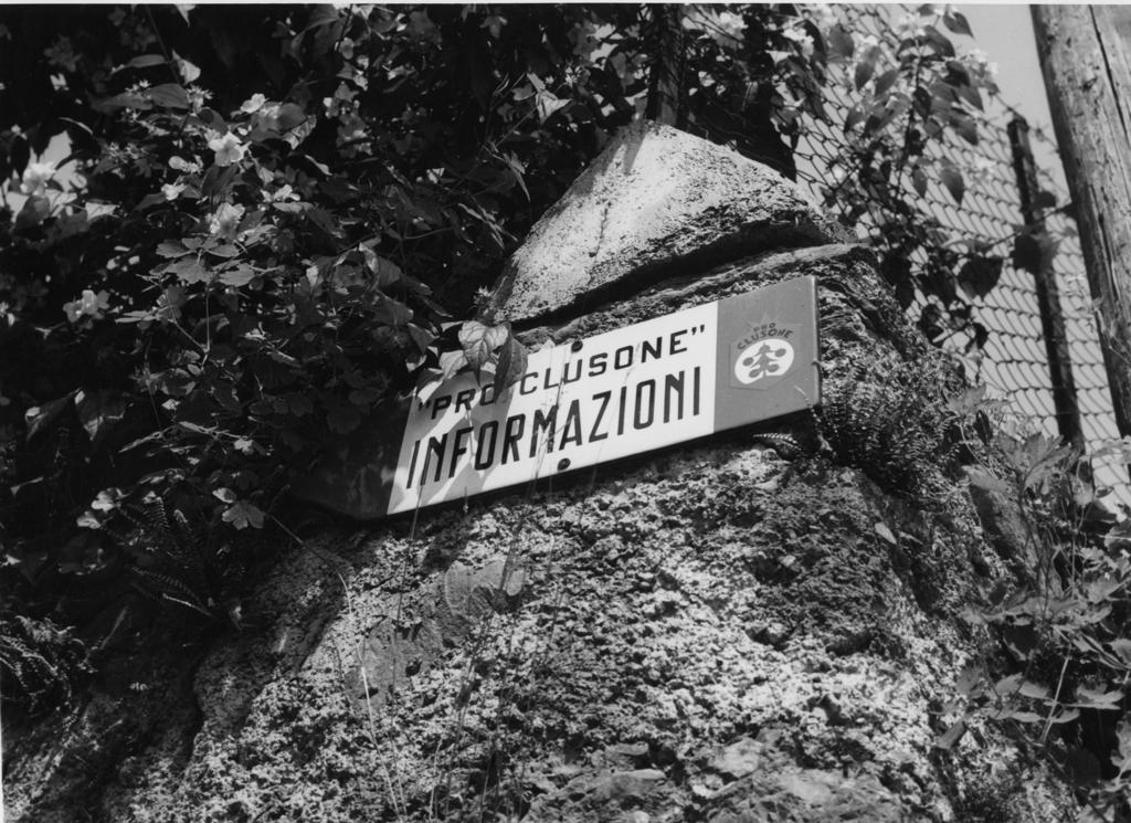 Insegna a Clusone · Historify