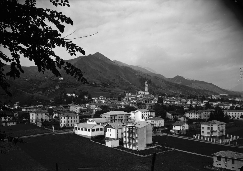 Paese, Montagne Sullo Sfondo · Historify