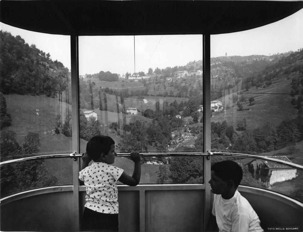 Bambini In Funivia · Historify