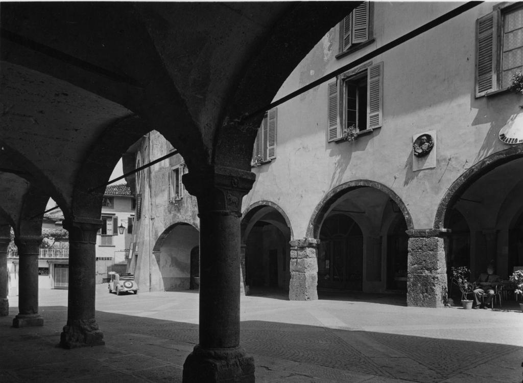 Portici In Piazza Dell'Orologio · Historify