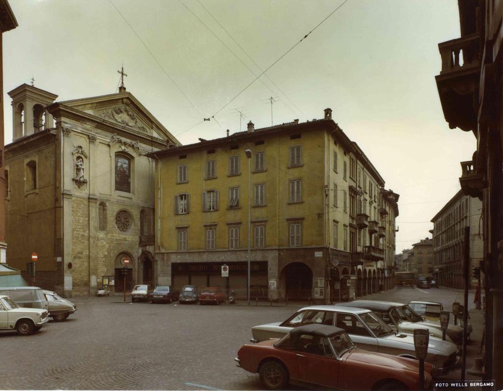 Largo Rezzara a colori · Historify
