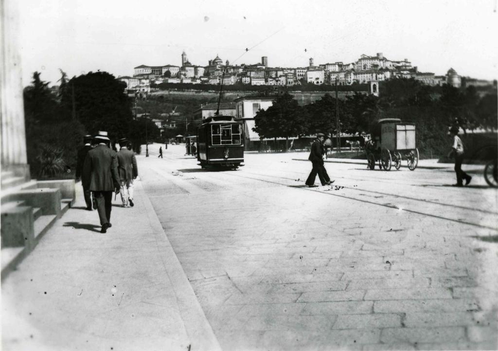 Tram in Porta Nuova · Historify