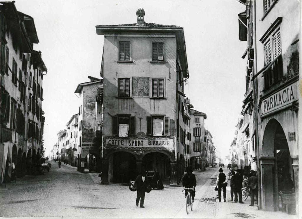 Largo Cinque Vie, Bergamo · Historify