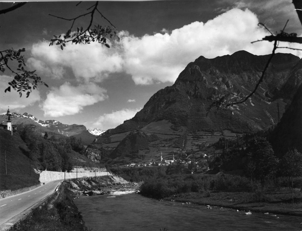 Strada per Ardesio · Historify