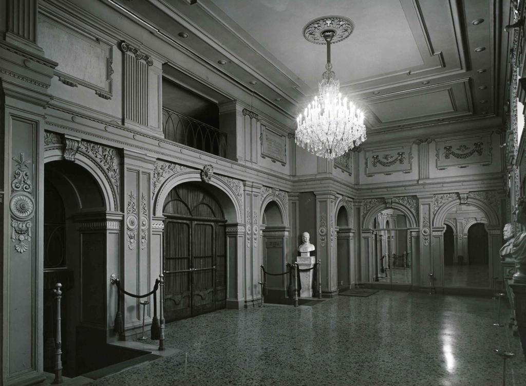 Foyer Teatro Donizetti · Historify